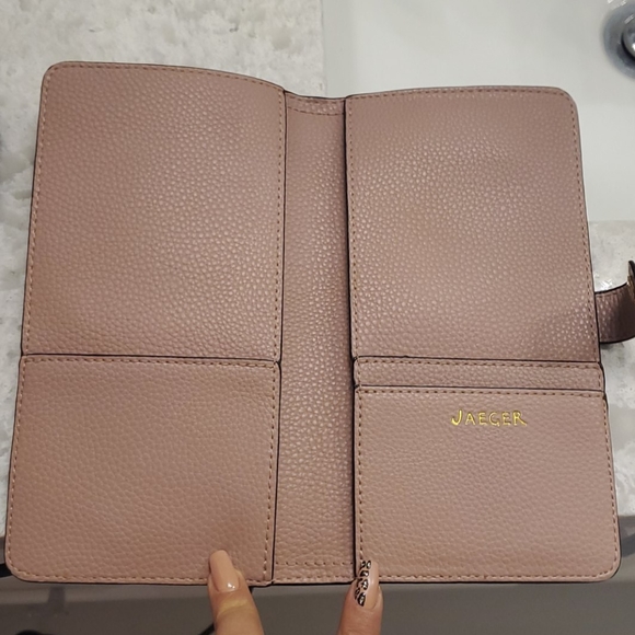 Clutche - Picture 2 of 3